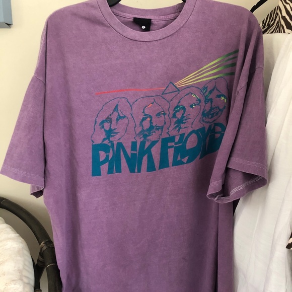 Tops - SELLING VINTAGE/GRAPHIC TEES. CLICK TO SEE ALL!